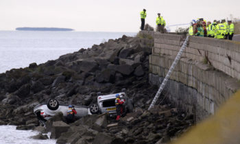 2 Cars smashed through Sea Wall and landed on rocks at Gypsy Brae in Edinburgh.